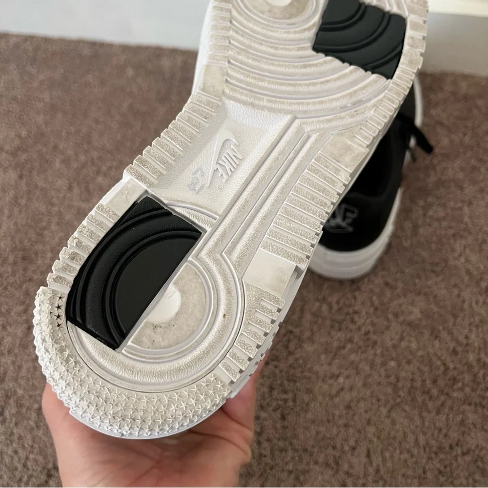 Nike Women's Black and White Sneakers - Picture 9 of 10